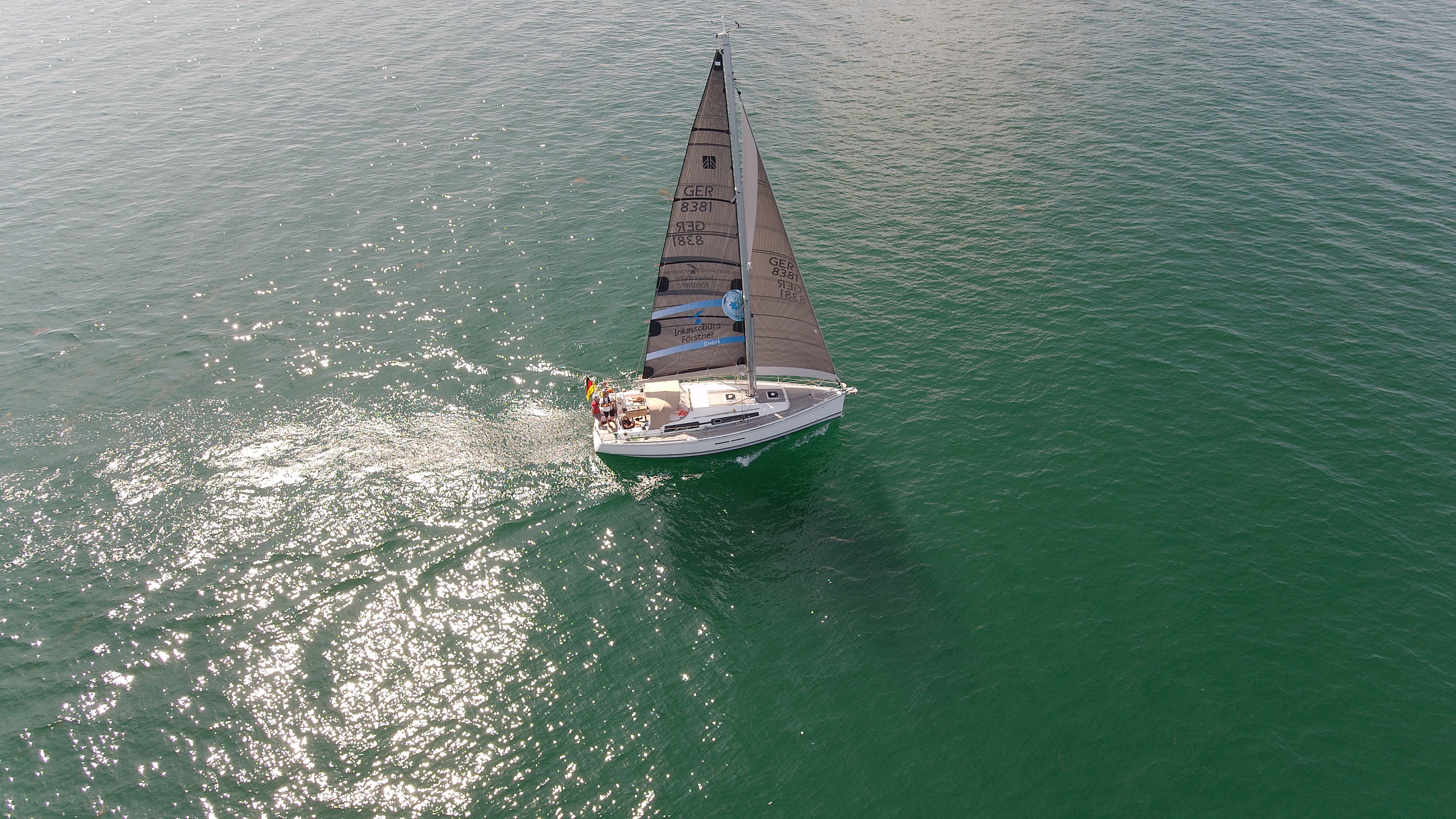 Hero-Hintergrundbild mit maritimer Fertigungsarbeit
